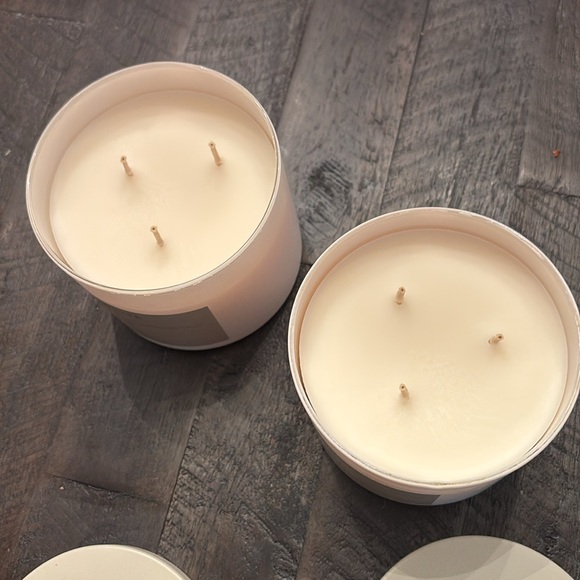 2 New White Fiji Sands Candles from Bath&Body - Picture 2 of 4